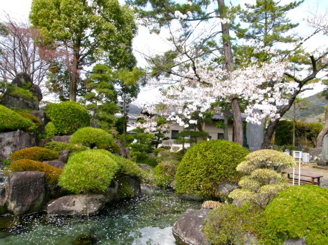 Vijver bij de Takeda-schrijn